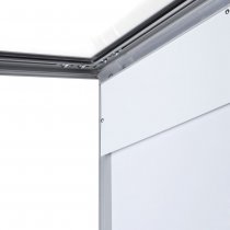 Närbild på våningsregister med öppen aluminiumram och vit rubrikpanel för egen text